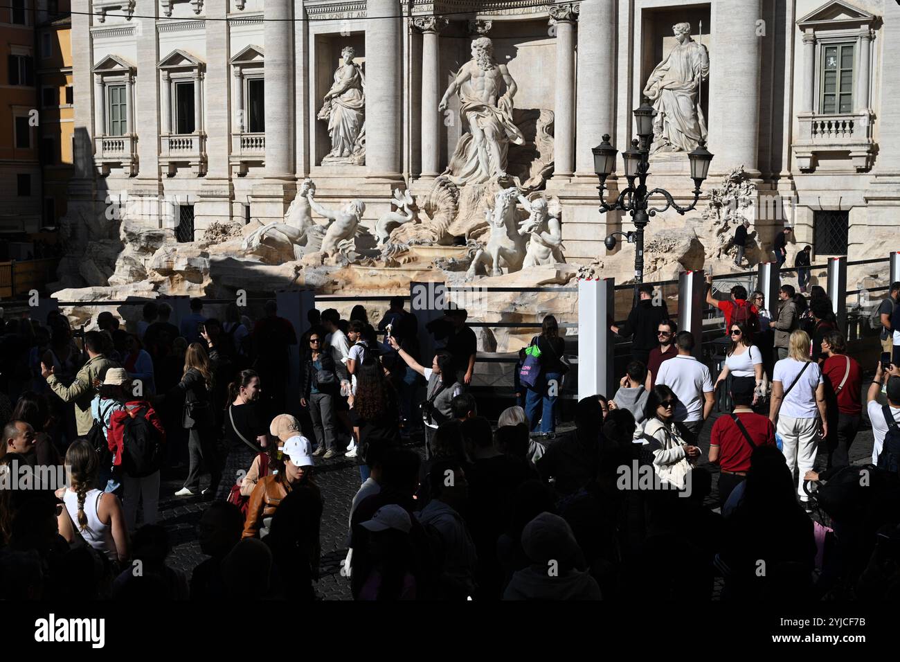 Rom, Italien - 30. Oktober 2024: Eine Menge Touristen in der Nähe des Trevi-Brunnens (Fontana di Trevi) in Rom. Stockfoto
