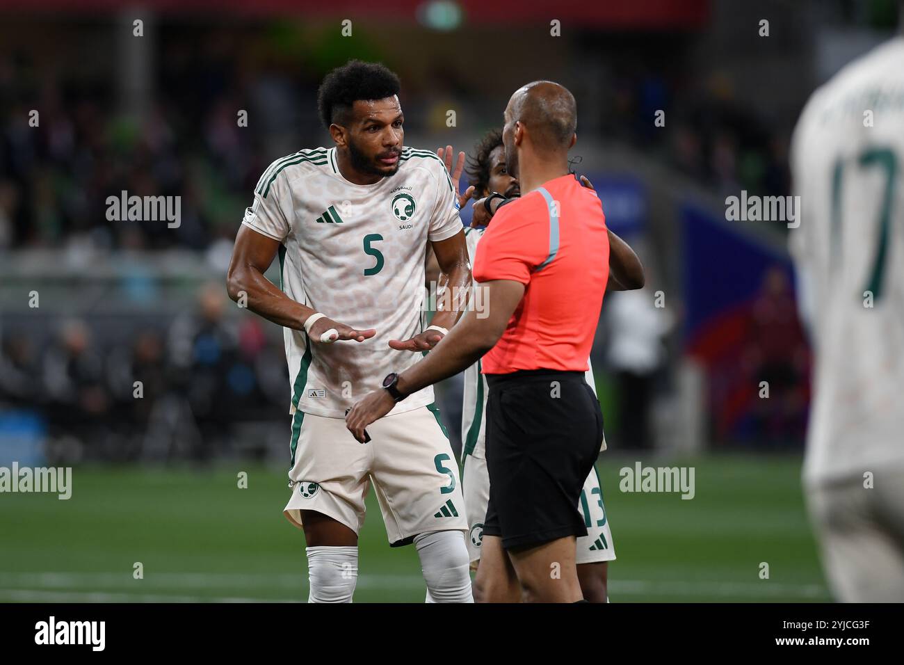 MELBOURNE, AUSTRALIEN. November 2024. Im Bild: Ali Al-Bulayhi aus Saudi-Arabien spricht mit Schiedsrichter Adel Ali Alnaqbi, nachdem am 14. November 2024 ein Elfmeter in der dritten Runde der AFC World Cup Qualifikation der Gruppe C Australien gegen Saudi Arabien im Rectangular Stadium in Melbourne im AAMI Park zugesprochen wurde. Quelle: Karl Phillipson/Alamy Live News Stockfoto