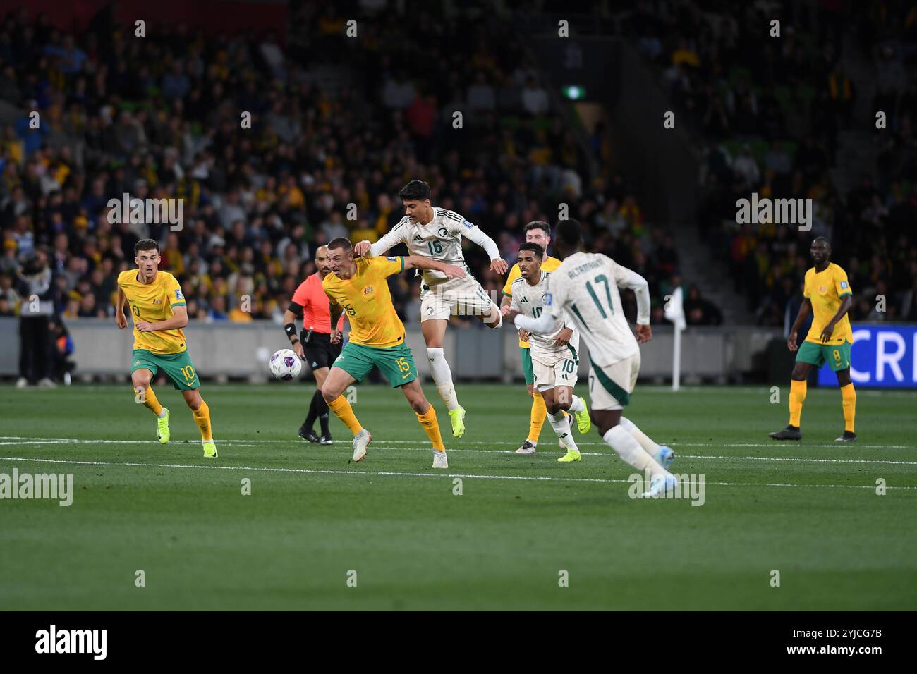 MELBOURNE, AUSTRALIEN. November 2024. Im Bild: Faisal Al Ghamdi aus Saudi-Arabien klettert auf dem Rücken von Mitch Duke of Australia während der dritten Runde der AFC World Cup Qualifikation in der Gruppe C Australien gegen Saudi Arabien vom Melbourne Rectangular Stadium im AAMI Park am 14. November 2024. Quelle: Karl Phillipson/Alamy Live News Stockfoto