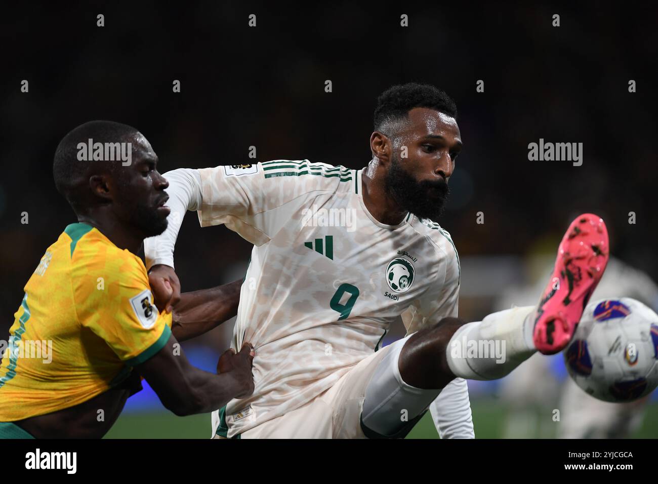 MELBOURNE, AUSTRALIEN. November 2024. Im Bild: Firas Al-Buraikan aus Saudi-Arabien (rechts) wird von Jason Geria während der dritten Runde der AFC World Cup Qualifikation der Gruppe C Australien gegen Saudi Arabien am 14. November 2024 im Rectangular Stadium in Melbourne im AAMI Park herausgefordert. Quelle: Karl Phillipson/Alamy Live News Stockfoto