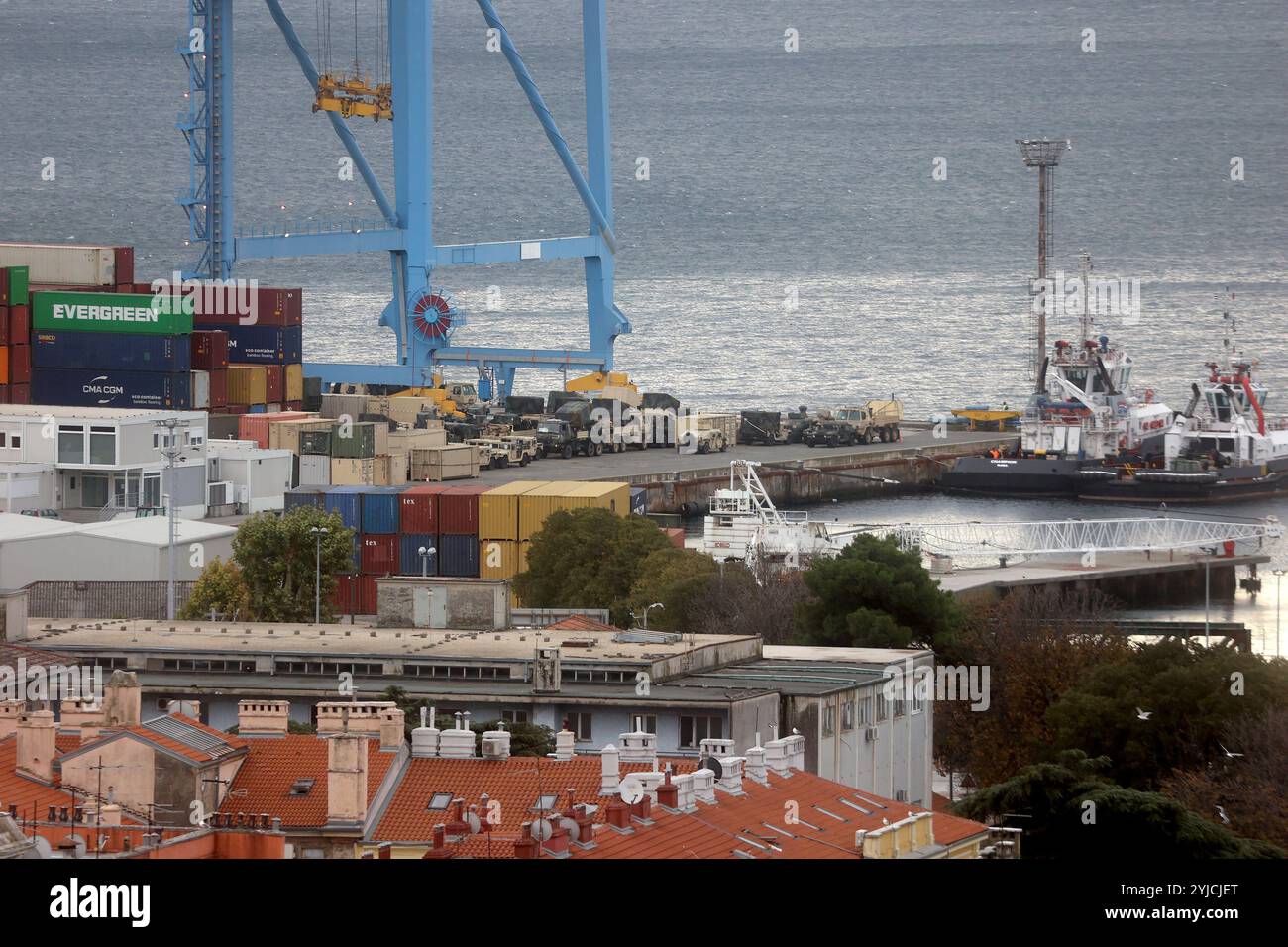 Rijeka, Kroatien. November 2024. Am 14. November 2024 wird Militärausrüstung der USA am Brajdica-Containerterminal in Rijeka, Kroatien, entladen. Amerikanische militärische Ausrüstung und Ressourcen werden an den Hafen von Rijeka geliefert und per Straße und Schiene an mehrere Standorte in Europa transportiert, wo Mitglieder der US-Streitkräfte an Aktivitäten zur Unterstützung von NATO-Verbündeten und -Partnern teilnehmen. Foto: Nel Pavletic/PIXSELL Credit: Pixsell/Alamy Live News Stockfoto