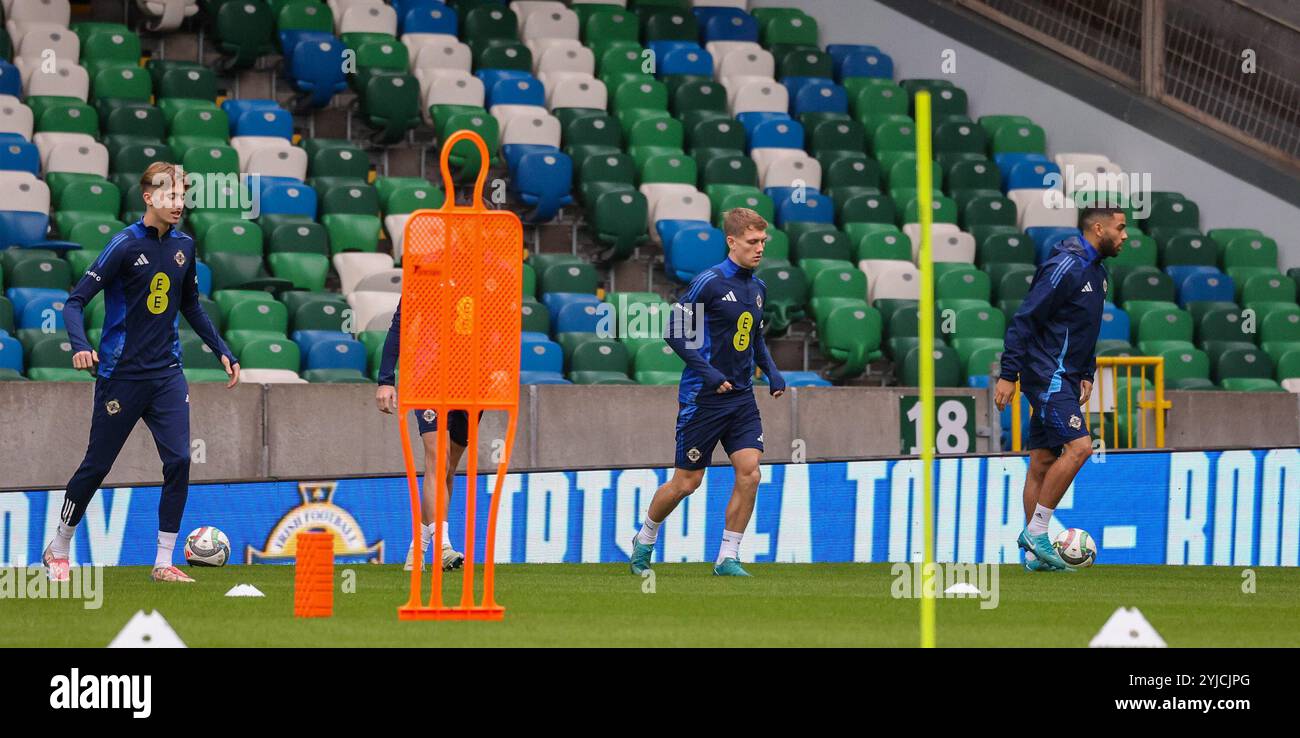 National Football Stadium im Windsor Park, Belfast, Nordirland, Großbritannien. November 2024. Die nordirische Mannschaft trainiert vor dem morgigen Fußballspiel gegen Belarus in der UEFA Nations League (UNL League C Gruppe 3). Quelle: David Hunter/Alamy Live News. Stockfoto