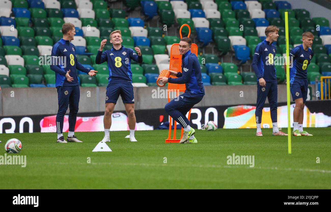 National Football Stadium im Windsor Park, Belfast, Nordirland, Großbritannien. November 2024. Die nordirische Mannschaft trainiert vor dem morgigen Fußballspiel gegen Belarus in der UEFA Nations League (UNL League C Gruppe 3). Quelle: David Hunter/Alamy Live News. Stockfoto