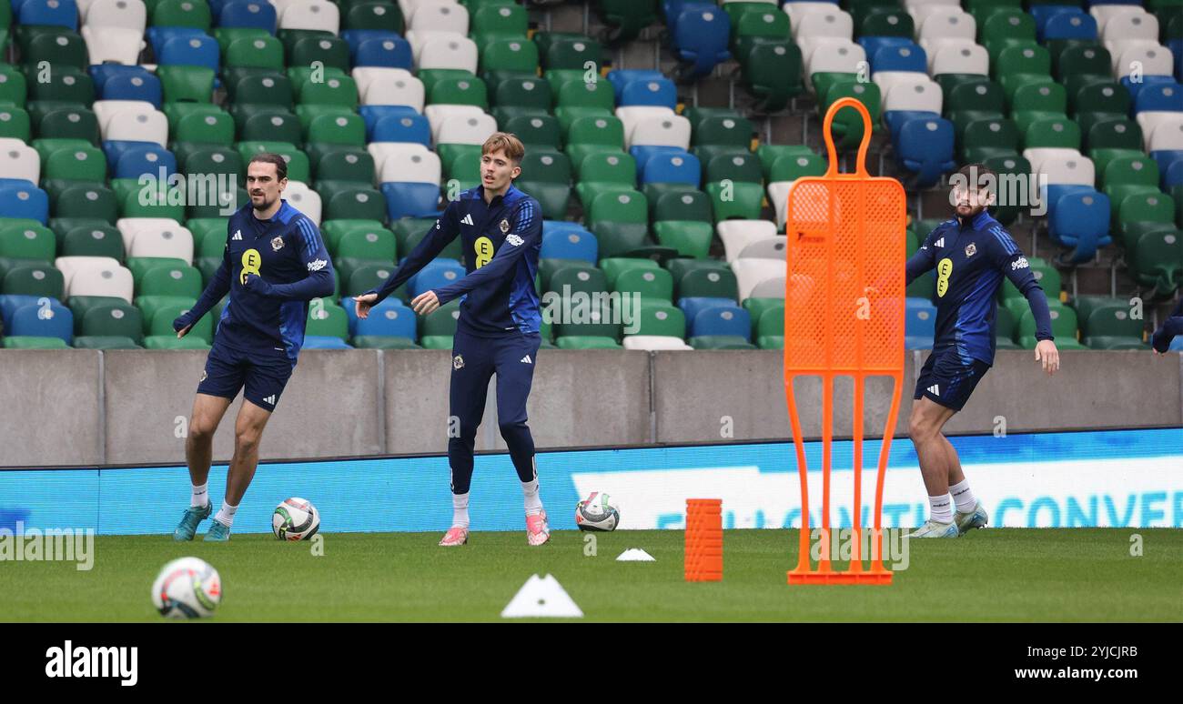 National Football Stadium im Windsor Park, Belfast, Nordirland, Großbritannien. November 2024. Die nordirische Mannschaft trainiert vor dem morgigen Fußballspiel gegen Belarus in der UEFA Nations League (UNL League C Gruppe 3). Ciaron Brown (links) und Isaac Price. Quelle: David Hunter/Alamy Live News. Stockfoto