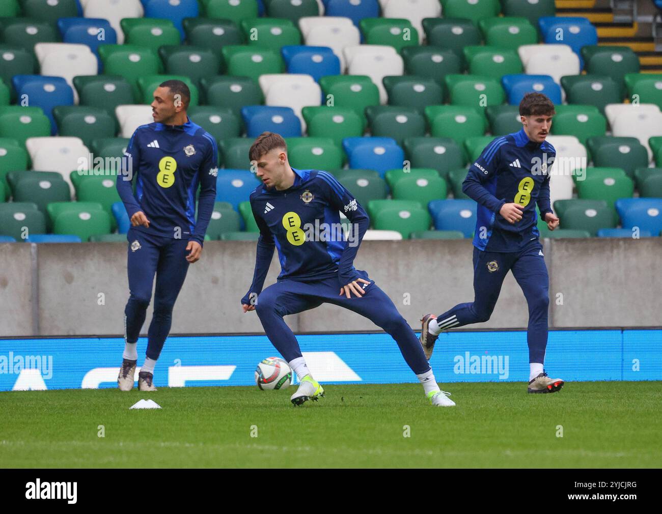 National Football Stadium im Windsor Park, Belfast, Nordirland, Großbritannien. November 2024. Die nordirische Mannschaft trainiert vor dem morgigen Fußballspiel gegen Belarus in der UEFA Nations League (UNL League C Gruppe 3). (L-R Josh Magennis, Conor Bradley und Trai Hume. Quelle: David Hunter/Alamy Live News. Stockfoto