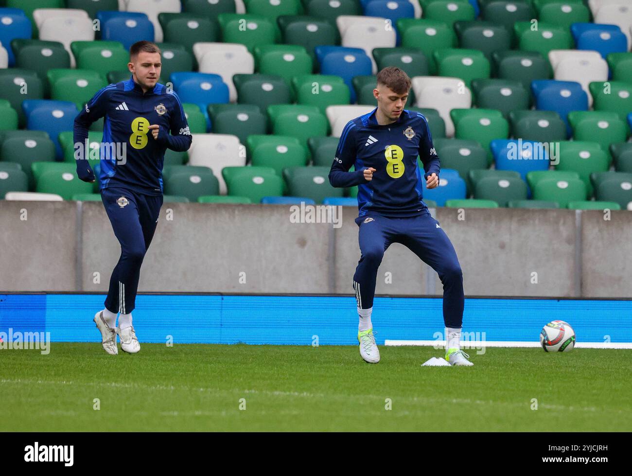 National Football Stadium im Windsor Park, Belfast, Nordirland, Großbritannien. November 2024. Die nordirische Mannschaft trainiert vor dem morgigen Fußballspiel gegen Belarus in der UEFA Nations League (UNL League C Gruppe 3). Caolan Boyd-Munce (l) und Conor Bradley. Quelle: David Hunter/Alamy Live News. Stockfoto