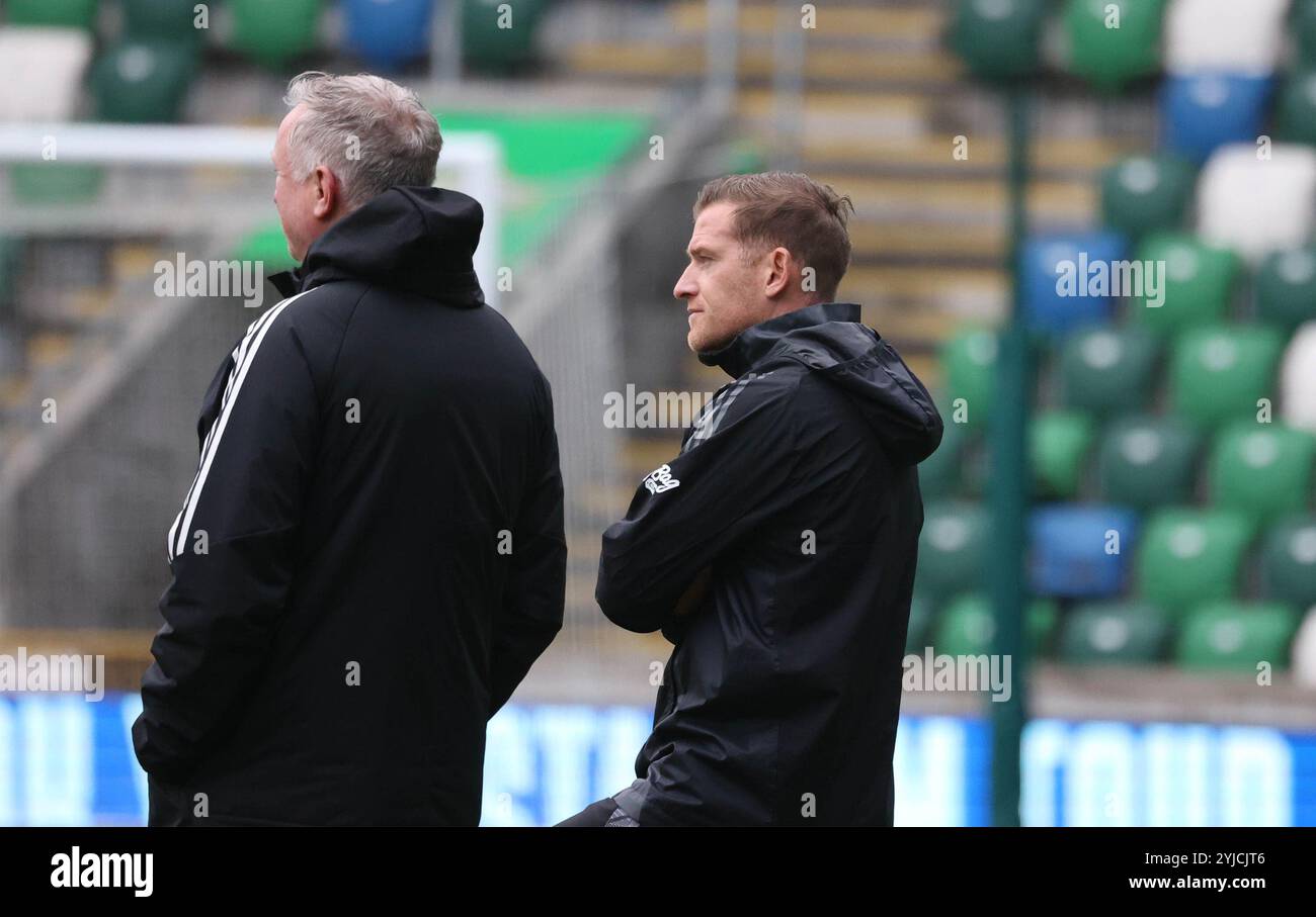 National Football Stadium im Windsor Park, Belfast, Nordirland, Großbritannien. November 2024. Die nordirische Mannschaft trainiert vor dem morgigen Fußballspiel gegen Belarus in der UEFA Nations League (UNL League C Gruppe 3). Michael ONeill (links) und Steven Davis Credit: David Hunter/Alamy Live News. Stockfoto