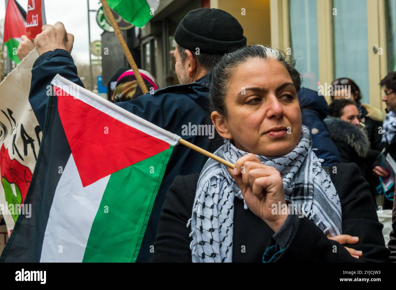 London, Großbritannien. 31. März 2018. Ein Nothilfe-Protest gegenüber der israelischen Botschaft verurteilt die kaltblütige Erschießung friedlicher Demonstranten in der Nähe der Trennmauer in Gaza durch die israelische Armee gestern. Scharfschützen der israelischen Verteidigungsstreitkräfte wurden an der Mauer platziert und eröffneten das Feuer auf unbewaffnete Demonstranten mehrere hundert Meter mit lebender Munition. 17 Zivilisten wurden getötet und über 750 schwer verletzt, andere wurden durch Gummigeschosse und Tränengas verletzt. Das Massaker gestern schockierte die Welt und veranlasste die UNO, eine unabhängige Untersuchung zu fordern. Die Palästinenser haben PA mitgenommen Stockfoto