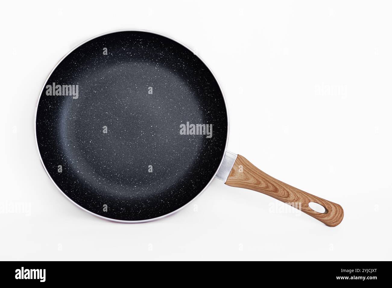 Bratpfanne aus roter Keramik auf weißem Hintergrund. Langlebige Bratpfanne. Antihaftpfanne. Frittieren ohne Öl. Stockfoto