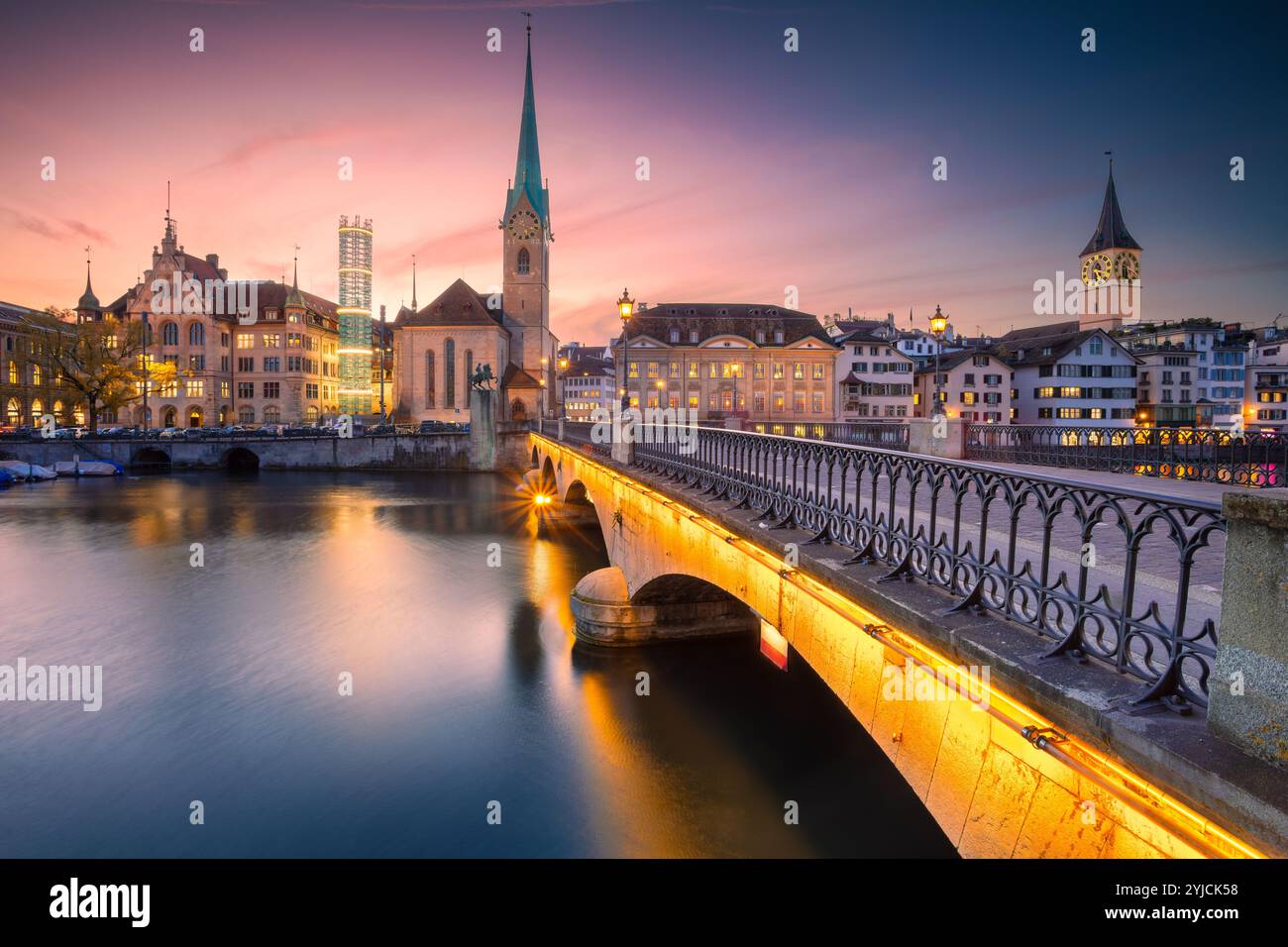 Zürich, Schweiz. Stadtbild von Zürich, Schweiz bei schönem Herbstuntergang. Stockfoto