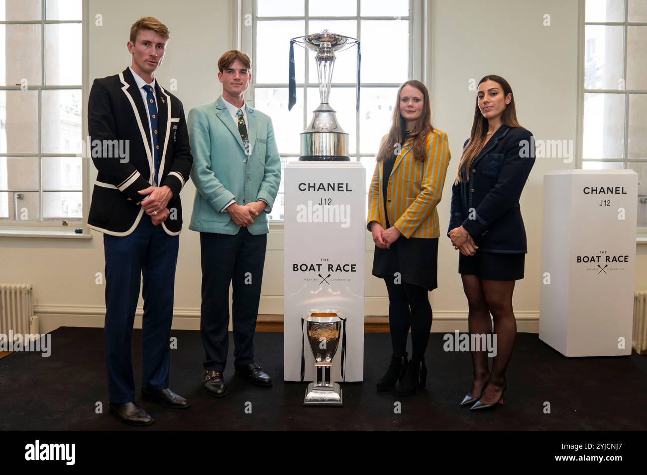 (Von links nach rechts) Oxford-Herrenpräsident Tom Mackintosh, Cambridge-Herrenpräsident Luca Ferraro, Cambridge-Frauenpräsidentin Lucy Havard und Oxford-Frauenpräsidentin Annie Anezakis während des CHANEL J12 Boat Race 2024 Launch Event im Somerset House, London. Bilddatum: Donnerstag, 14. November 2024. Stockfoto