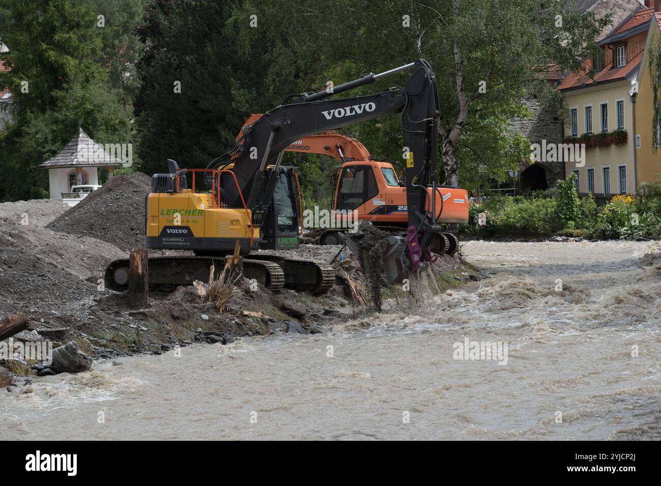 Ein Fluss mit Hochwasser nach Starkregen, Naturkatastrophen Fluss mit Hochwasser nach Starkregen Stockfoto