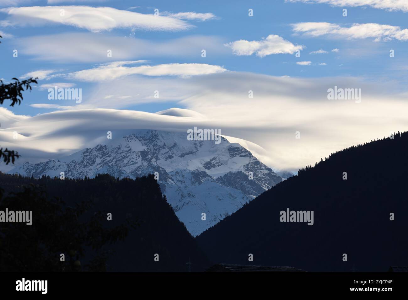 Atemberaubende Ausblicke auf Mestia und Ushguli in Georgien, mit traditioneller Architektur und atemberaubenden Berglandschaften. Stockfoto
