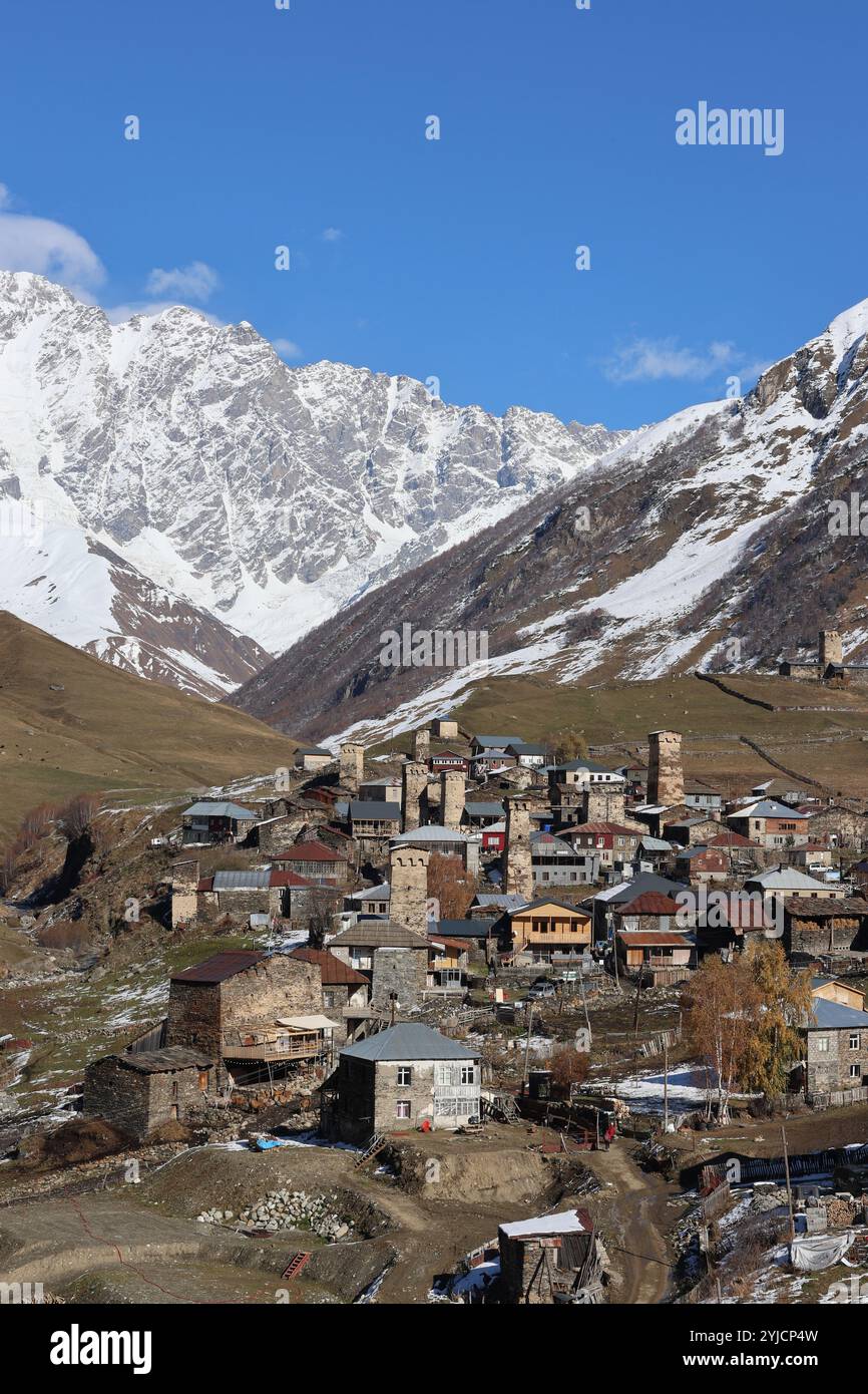 Atemberaubende Ausblicke auf Mestia und Ushguli in Georgien, mit traditioneller Architektur und atemberaubenden Berglandschaften. Stockfoto