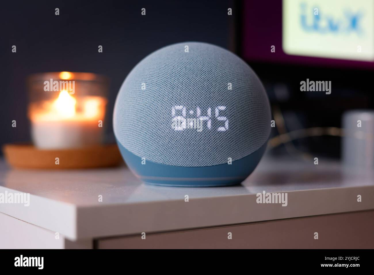 Amazon Echo Dot mit Uhr, 4. Generation, in Blau - 14. November 2024 Bild von Andrew Higgins/Thousand Word Media Ltd © Thousand Word Media Ltd Stockfoto