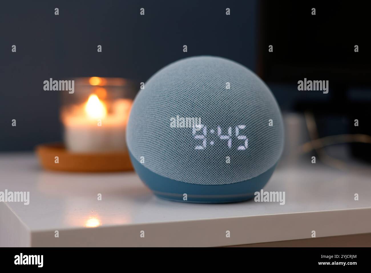 Amazon Echo Dot mit Uhr, 4. Generation, in Blau - 14. November 2024 Bild von Andrew Higgins/Thousand Word Media Ltd © Thousand Word Media Ltd Stockfoto