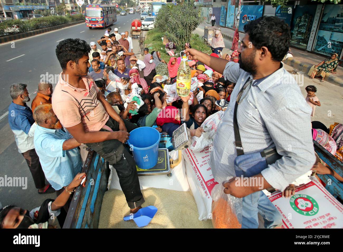 Dhaka, Wari, Bangladesch. November 2024. Am 14. November 2024 stehen Menschen in Dhaka, Bangladesch, in einer Warteschlange, um staatlich subventionierte Lebensmittel zu kaufen. (Kreditbild: © Habibur Rahman/ZUMA Press Wire) NUR REDAKTIONELLE VERWENDUNG! Nicht für kommerzielle ZWECKE! Stockfoto