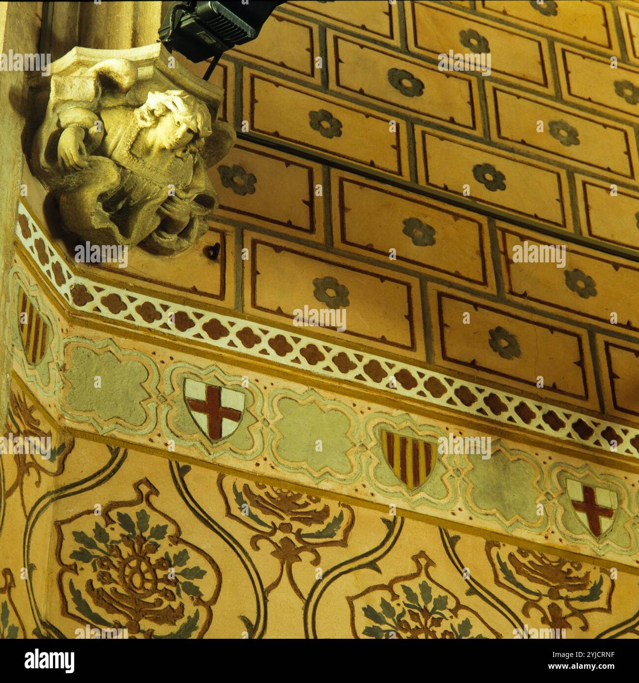 Capella del Sagrament. Esglèsia de la parroquia de Sant Julià. Esgrafiado que reproduction un flor y una cruz. Modernismo. Argentona. AUTOR: JOSEP PUIG I CADAFALCH. Stockfoto