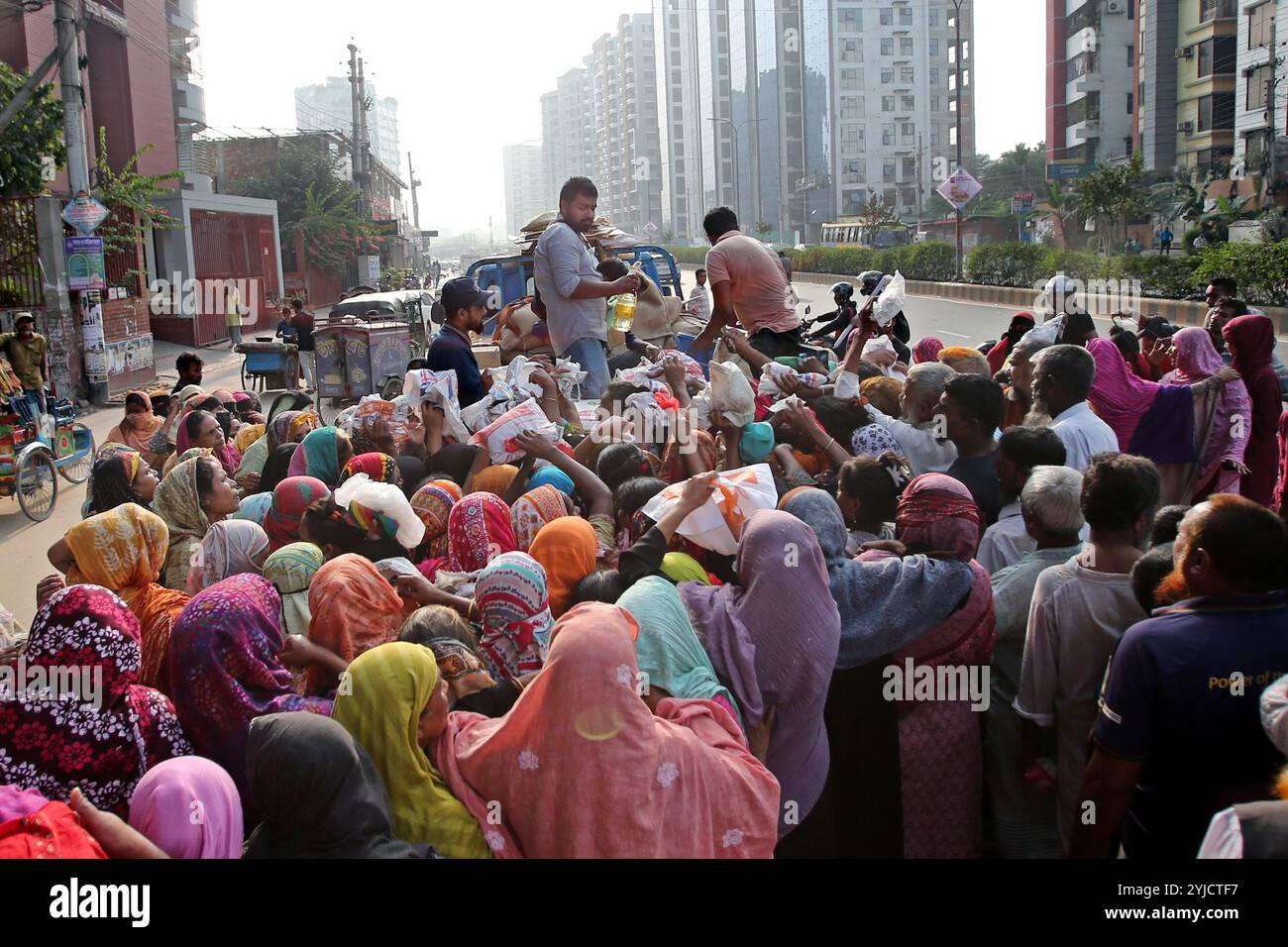 Dhaka, Wari, Bangladesch. November 2024. Am 14. November 2024 stehen Menschen in Dhaka, Bangladesch, in einer Warteschlange, um staatlich subventionierte Lebensmittel zu kaufen. (Kreditbild: © Habibur Rahman/ZUMA Press Wire) NUR REDAKTIONELLE VERWENDUNG! Nicht für kommerzielle ZWECKE! Stockfoto