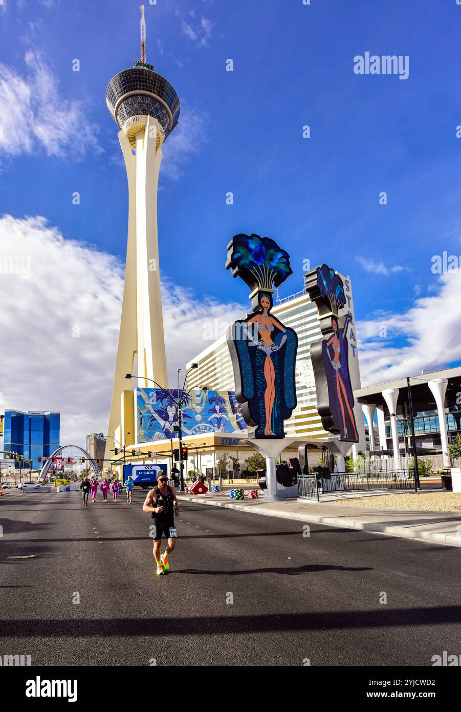 Der Strat in Las Vegas mit Showgirls-Schildern, auf dem Las Vegas Strip. Hier kreuzen sich Las Vegas City und Strip. Stockfoto