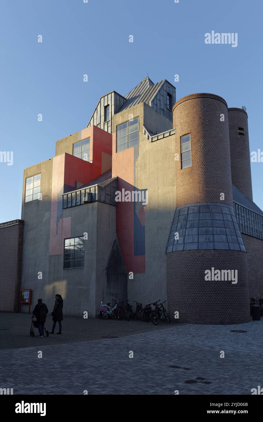 Matthäus, moderne Kirche mit Skulpturenarchitektur von Gottfried Böhm, Baujahr 1970, Bezirk Garath, Düsseldorf, Nordrhein-Westfalen, Keim Stockfoto