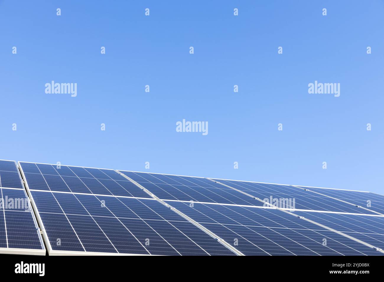 Modernes Haus mit Solarpaneelen eigenständiges Photovoltaik-Anlagensystem auf Haushaltsblech Dach. Blauer Hintergrund. Sauberes Alternativerg Stockfoto