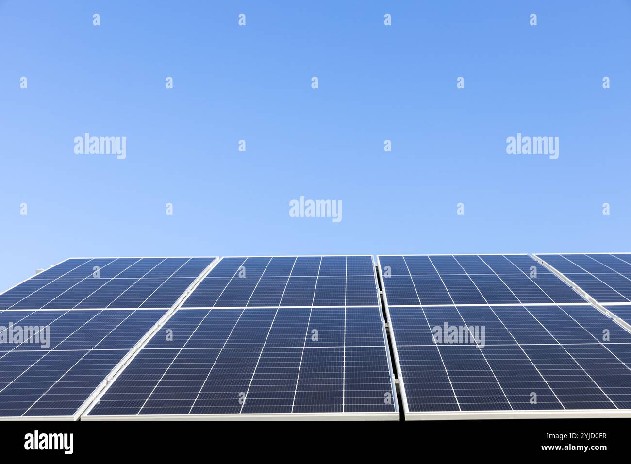 Luftaufnahme von Solarzellen auf klarem blauem Himmelhintergrund. Konzept der alternativen Energie. Modernes Haus mit Solarpaneelen Stand-alone Photovoltaik pla Stockfoto