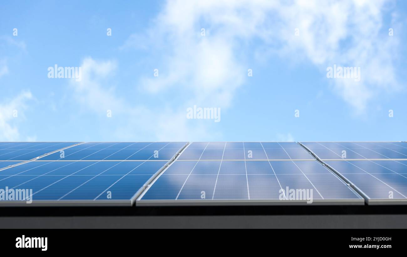 Luftaufnahme von Solarzellen vor bewölktem blauen Himmel. Konzept der alternativen Energie, nachhaltige Ressourcen. Haus mit Solarpaneelen, eigenständiges Foto Stockfoto