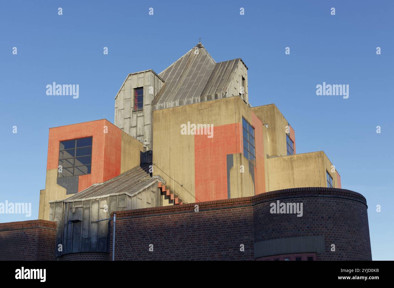 Matthäus, moderne Kirche mit Skulpturenarchitektur von Gottfried Böhm, Baujahr 1970, Bezirk Garath, Düsseldorf, Nordrhein-Westfalen, Keim Stockfoto
