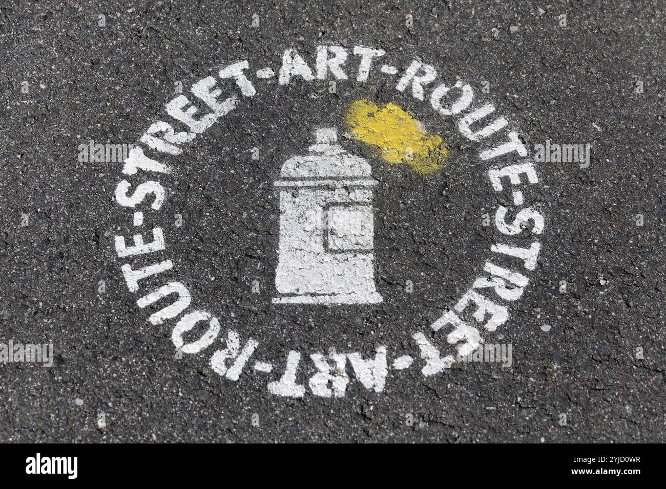 Street Art Route, Schablonenbild auf dem Asphalt als Wegweiser, Urban Art, Düsseldorf, Nordrhein-Westfalen, Deutschland, Europa Stockfoto