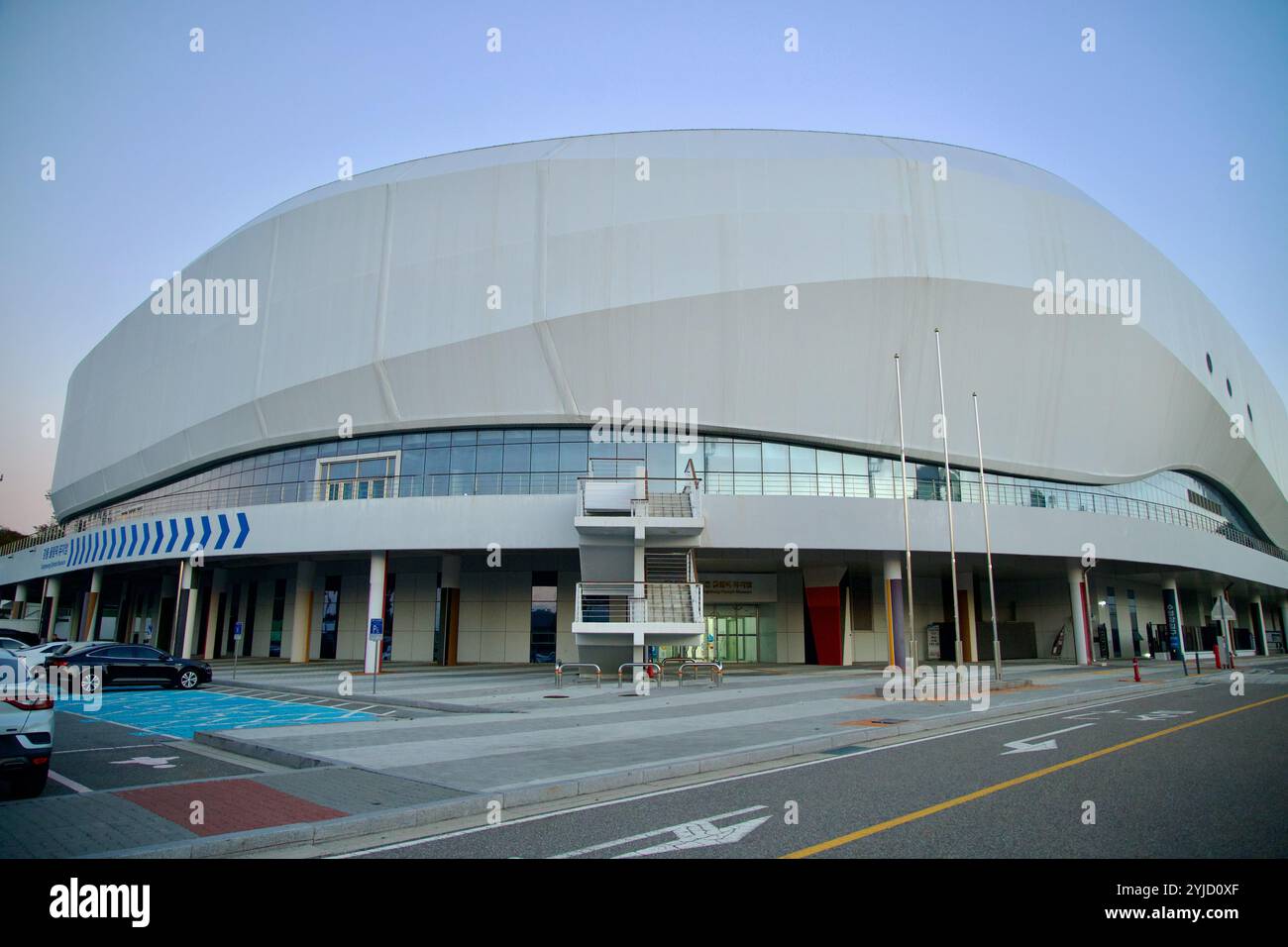 Gangneung, Südkorea - 3. November 2024: Weitwinkelblick auf die Gangneung Arena, ein wichtiger Veranstaltungsort der Olympischen Winterspiele 2018 in PyeongChang, mit Schwerpunkt i Stockfoto