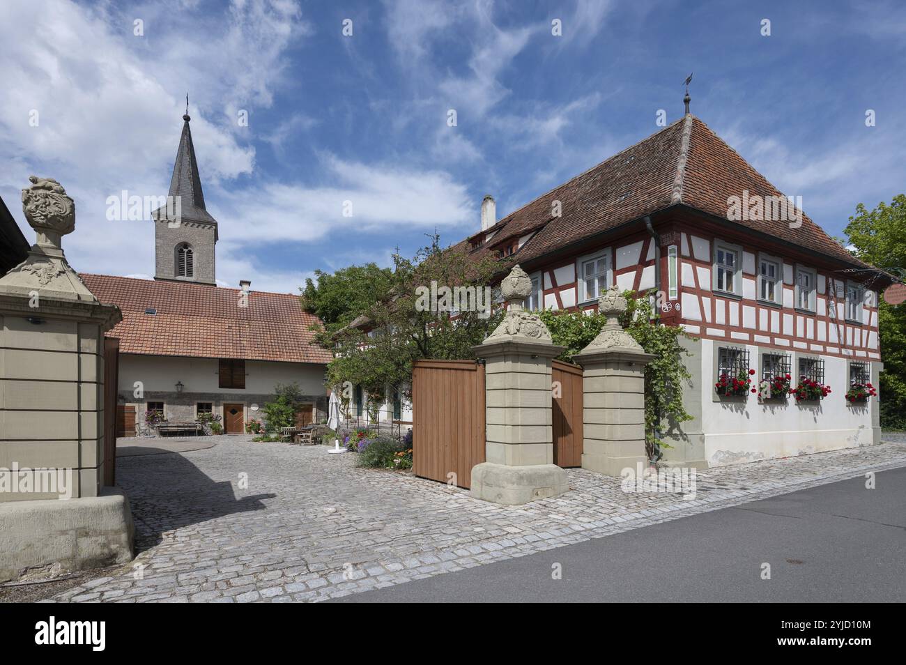 Hoftor mit Vasenbefestigungen von 1774, rechts ehemaliger Ebracher Schultheissenhof von 1778, Huettenheim 58, Huettenheim, Unterfranken, B Stockfoto