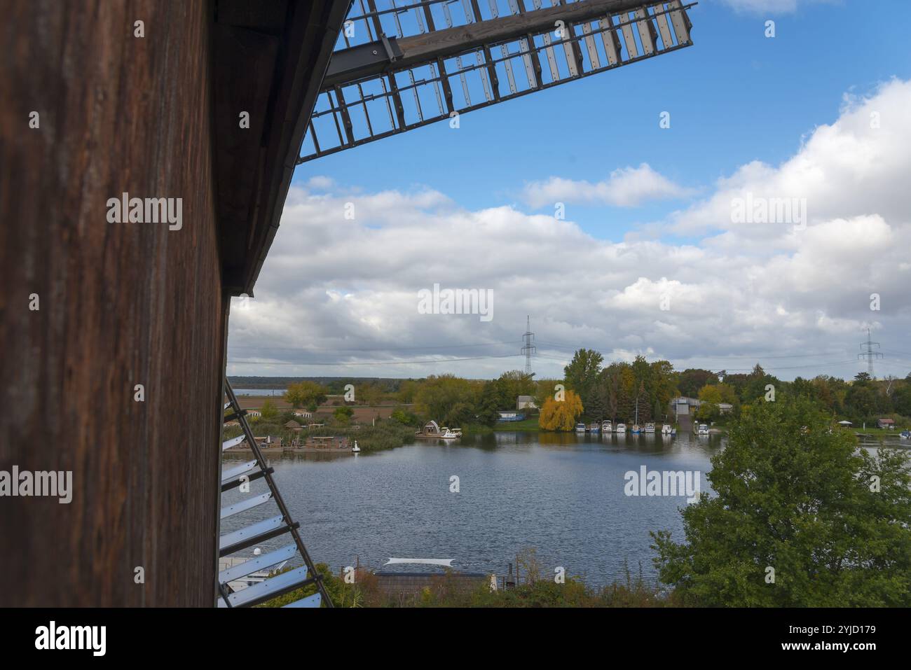 Blick von einer Windmühle auf einen See mit Bäumen im Herbst, Paltrock Windmühle, Parey, Elbe-Parey, Jerichower Land, Sachsen-Anhalt, Deutschland, Europa Stockfoto