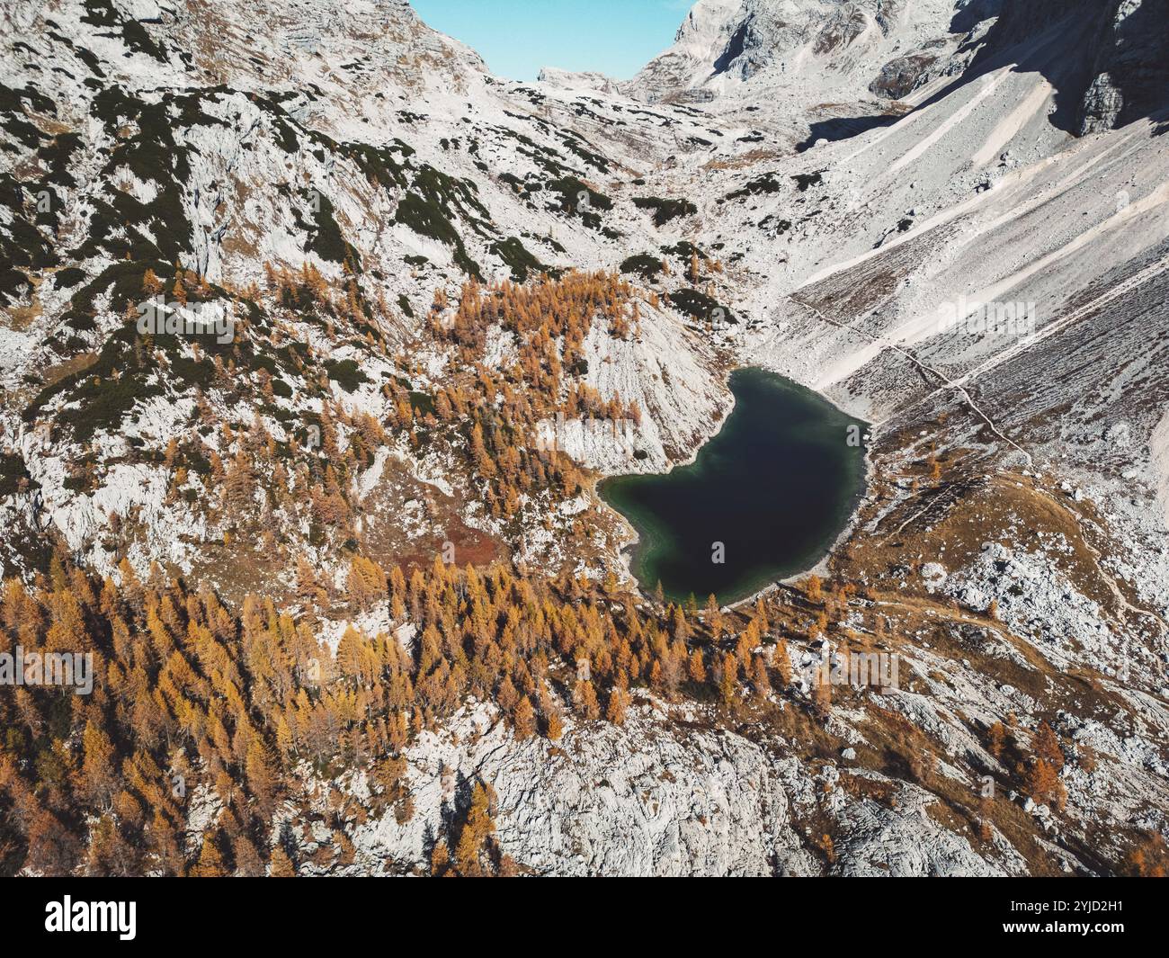 Fantastischer Bergsee im Triglav Nationalpark. Das Hotel liegt im Bohinjer Tal der Julischen Alpen. Dramatische ungewöhnliche Szene. Slowenien, Europa. Schönheit wo Stockfoto