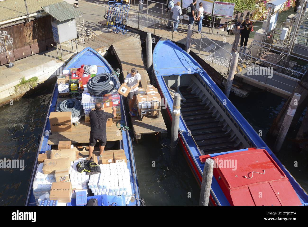 Venedig, zwei Männer laden die Güter auf das Boot Stockfoto