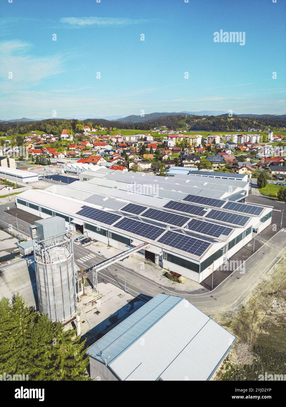 Luftaufnahme einer Fabrik in den Vororten mit Dach mit Solarpaneelen. Stockfoto