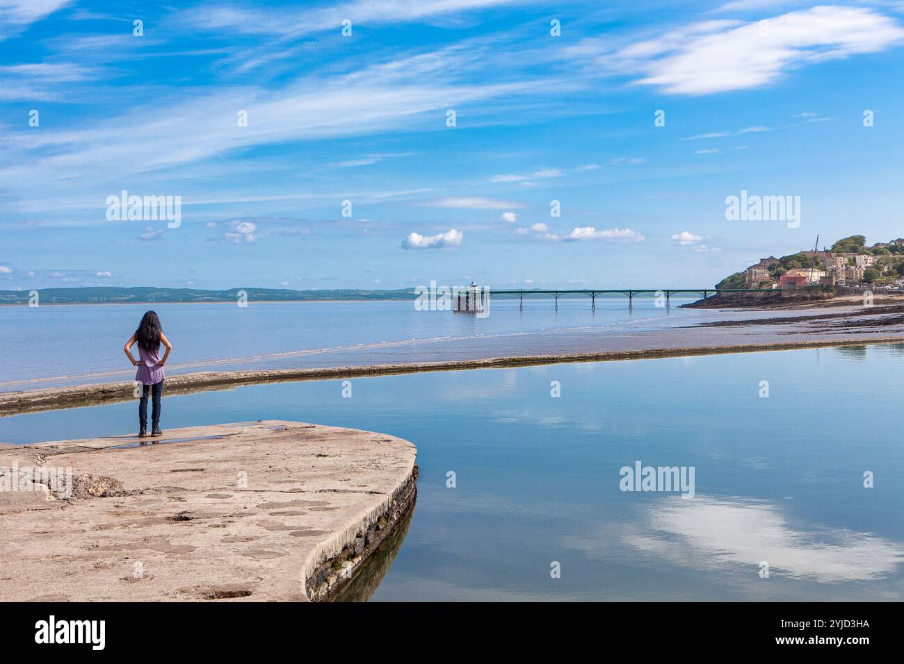 Frau, die auf Clevedon Pier blickt, Somerset Stockfoto