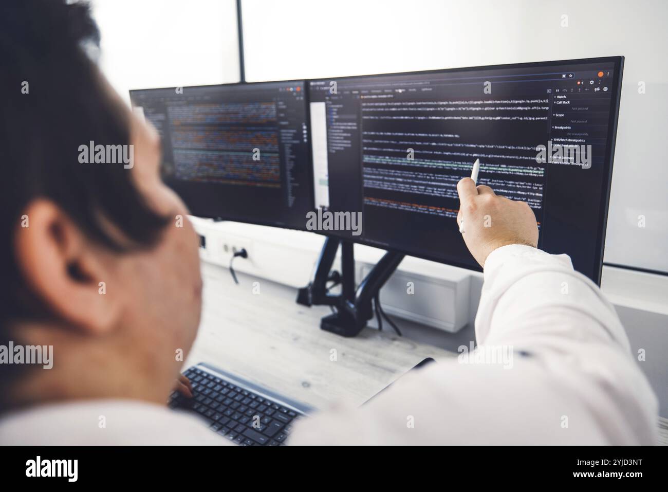 IT-Programmierer, der auf einem Desktop-Computer arbeitet. Männlicher Spezialist, Der Innovative Software Engineer Entwickelt App, Programm, Videospiel. Terminal mit Co Stockfoto