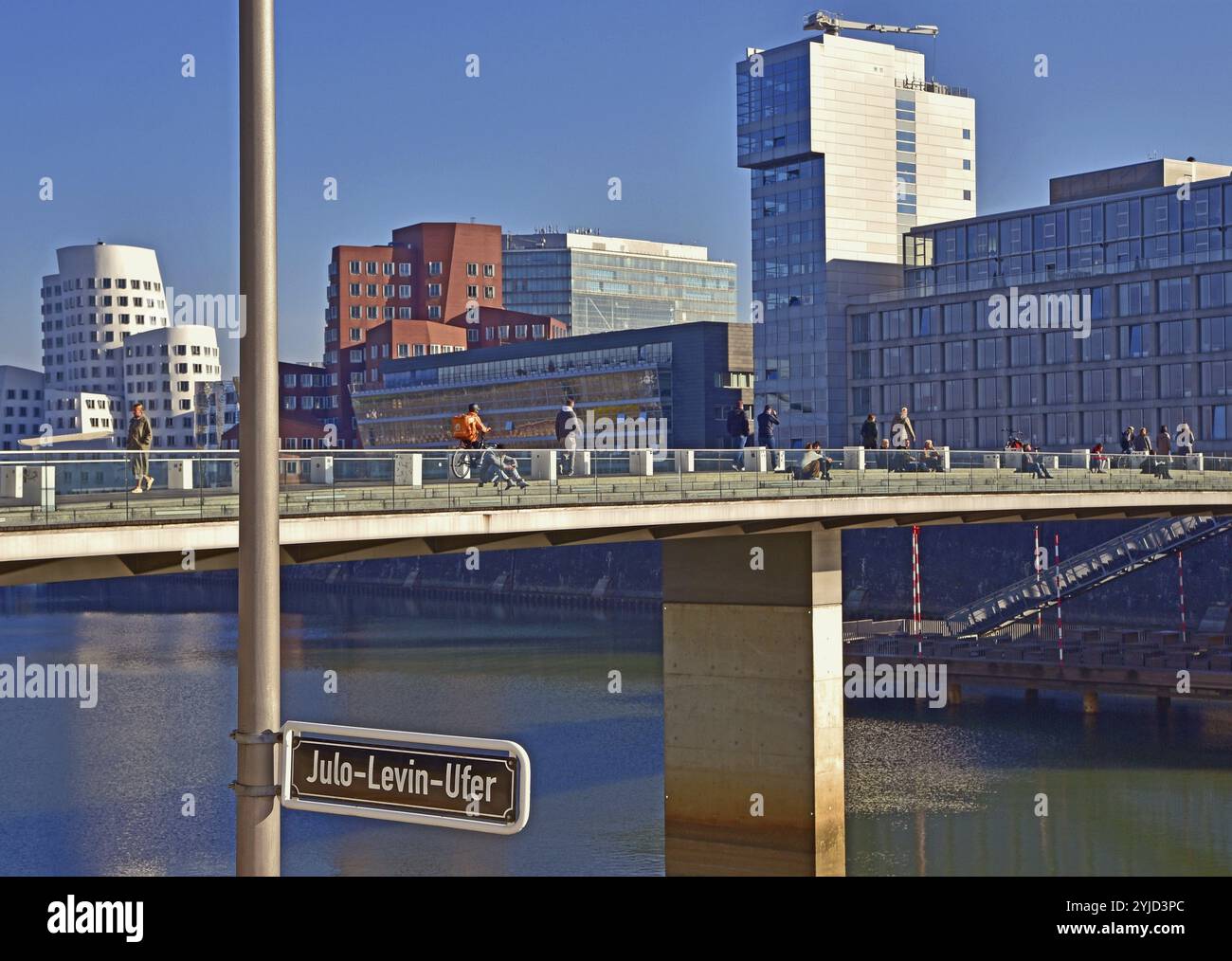 Julio Levin Harf, Gebäude, Fußgängerbrücke, Julio Levin Ufer, die Fußgängerbrücke und die Gebäude Stockfoto