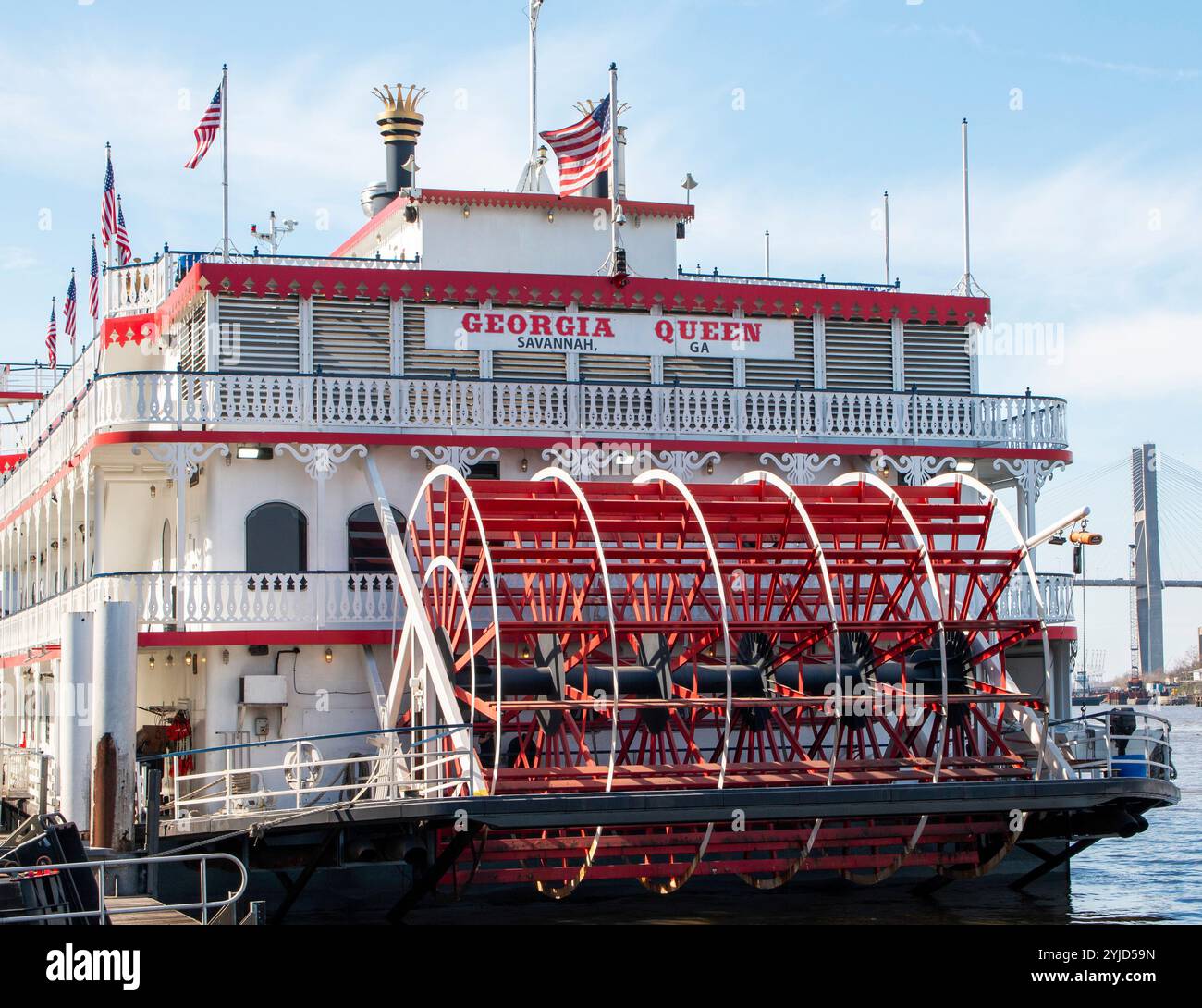 Savannah, Georgia, USA - 20. Februar 2024: Ein großes Dampfschiff namens Georgia Queen legt in Savannah an, das mit amerikanischen Flaggen und einer lebhaften Polsterung geschmückt ist Stockfoto