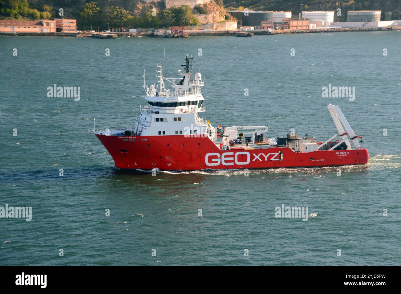„Geo Ocean VII“ ein seismischer Unterstützungsschiff für Forschung/Erhebung, das in den Hafen von Lissabon, Portugal, EU, fährt. Stockfoto