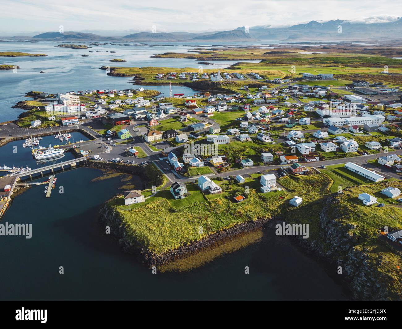 Wunderschöner Blick aus der Vogelperspektive auf den Hafen von Stykkisholmskirkja mit Fischerbooten in Stykkisholmur Stadt im Westen Islands. Blick auf die Stadt von Sugandisey Cl Stockfoto