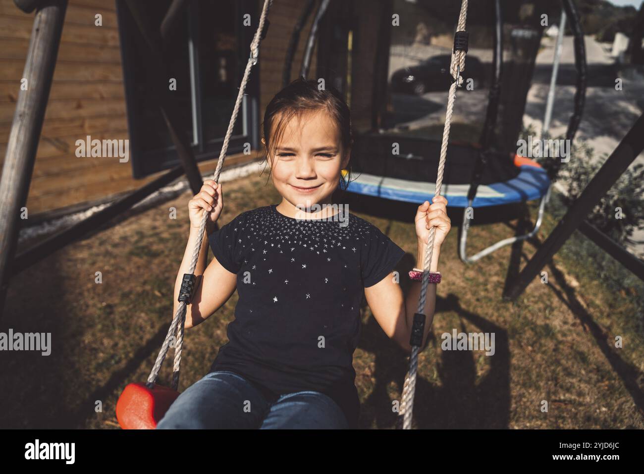 Fröhliche, glückliche kaukasische Familie, die Zeit miteinander verbringt, um Spiele innerhalb und außerhalb des Hauses zu spielen. Familie verbringt Zeit zu Hause über die Woche Stockfoto