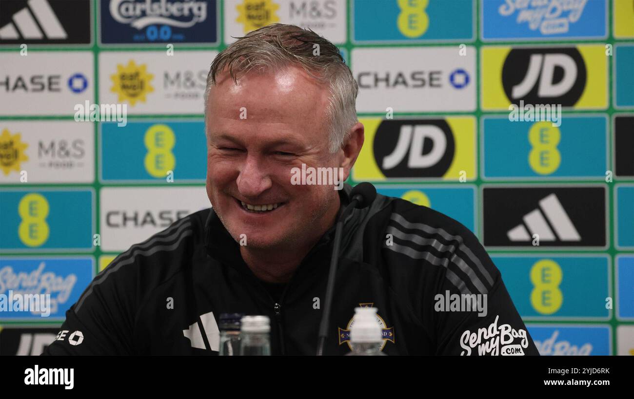 National Football Stadium im Windsor Park, Belfast, Nordirland, Großbritannien. 14. November 2024, Pressekonferenz Nordirland vor dem morgigen Fußballspiel gegen Belarus in der UEFA Nations League (UNL League C Gruppe 3). Nordirland-Manager Michael O'Neill auf der Konferenz. Quelle: David Hunter/Alamy Live News. Stockfoto