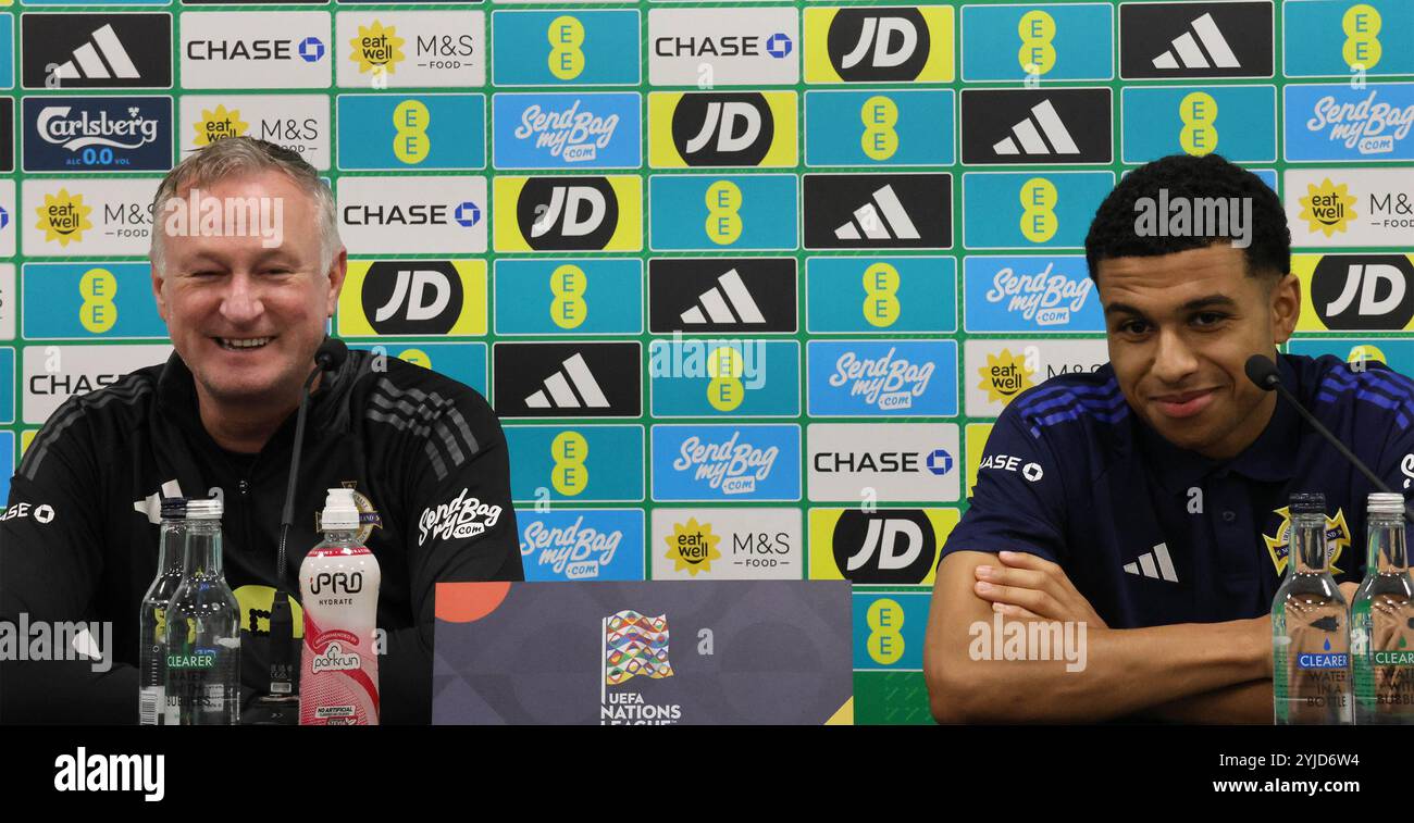 National Football Stadium im Windsor Park, Belfast, Nordirland, Großbritannien. 14. November 2024, Pressekonferenz Nordirland vor dem morgigen Fußballspiel gegen Belarus in der UEFA Nations League (UNL League C Gruppe 3). Michael O'Neill und Shea Charles bei der Konferenz. Quelle: David Hunter/Alamy Live News. Stockfoto