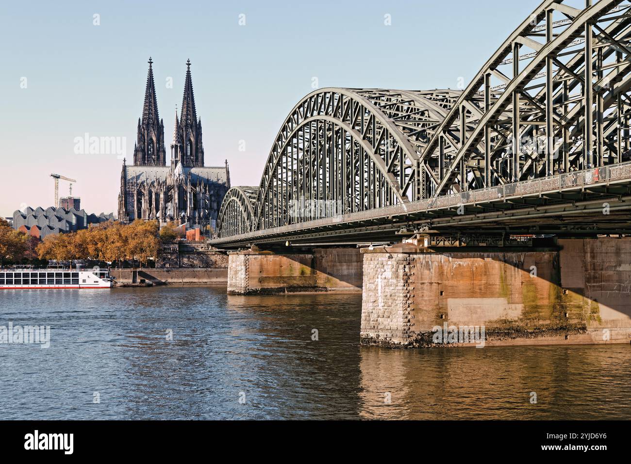 Kölner Dom mit Rhein und berühmter Hohenzollernbrücke, Köln, Nordrhein-Westfalen, Deutschland. Stockfoto