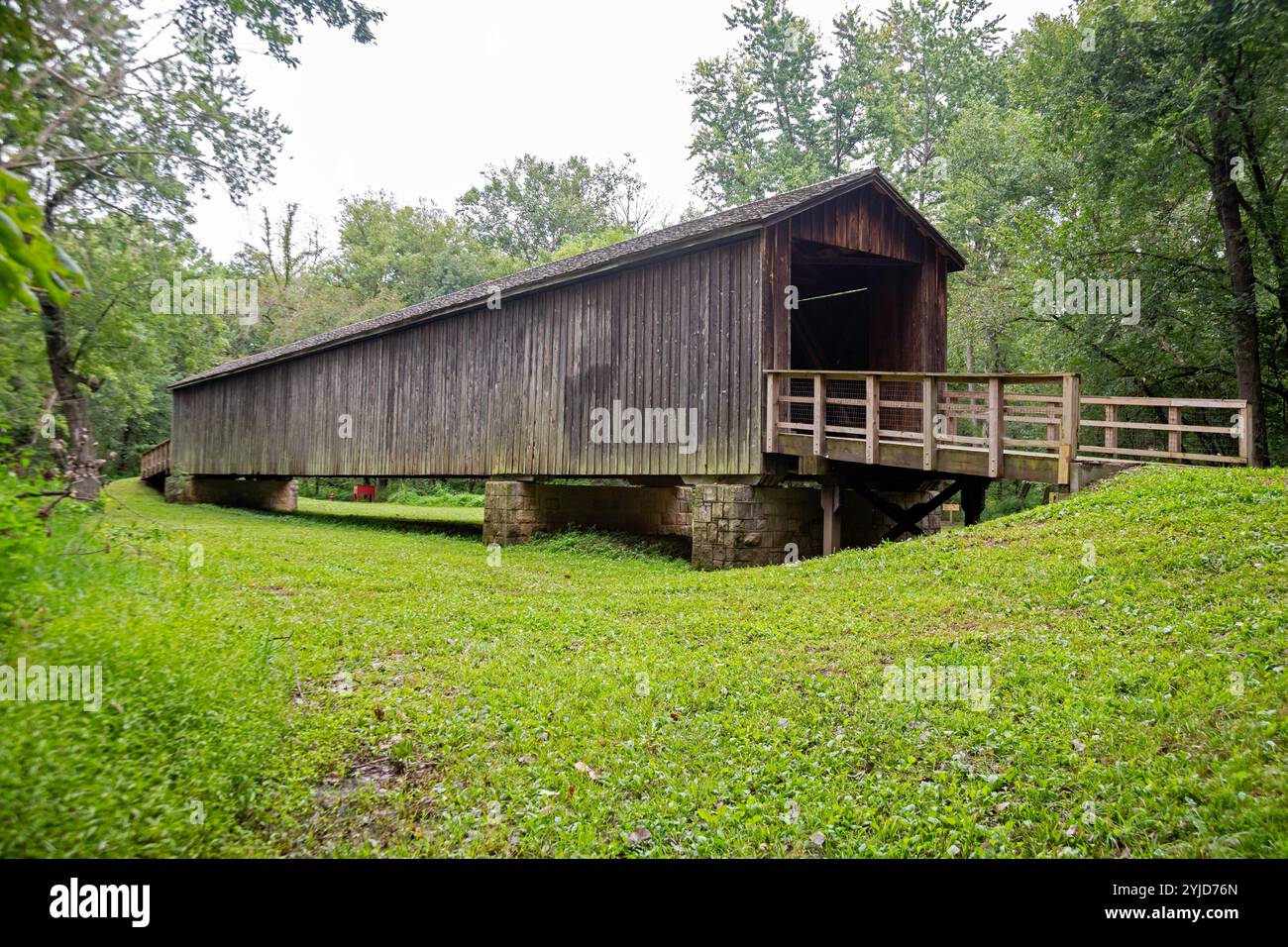 Meadville, Missouri - die Locust Creek Covered Bridge, eine historische Stätte des Bundesstaates. Die Brücke wurde 1868 gebaut. Sie beförderte Fahrzeuge auf der Missouri Route 8, A Stockfoto