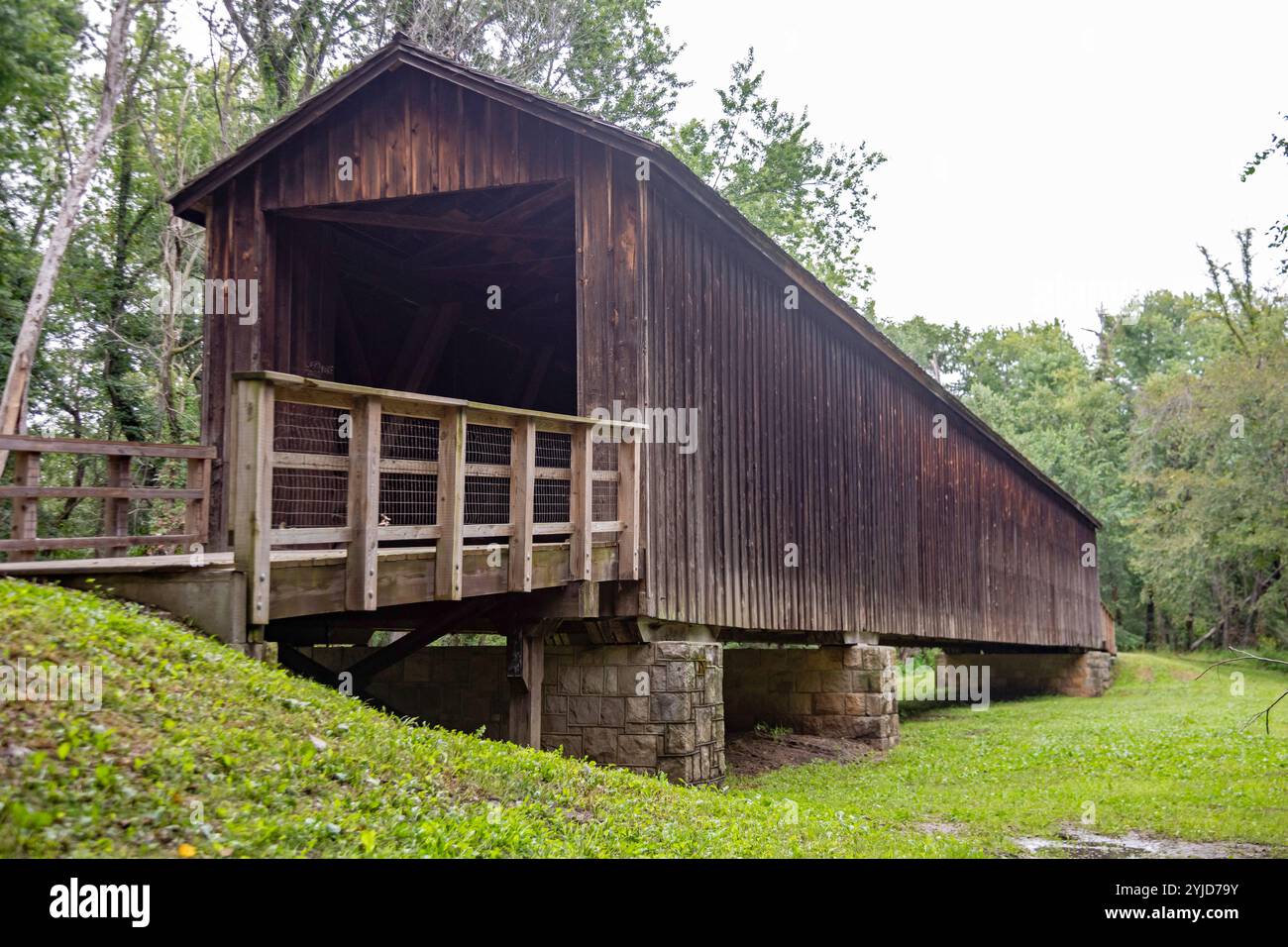 Meadville, Missouri - die Locust Creek Covered Bridge, eine historische Stätte des Bundesstaates. Die Brücke wurde 1868 gebaut. Sie beförderte Fahrzeuge auf der Missouri Route 8, A Stockfoto