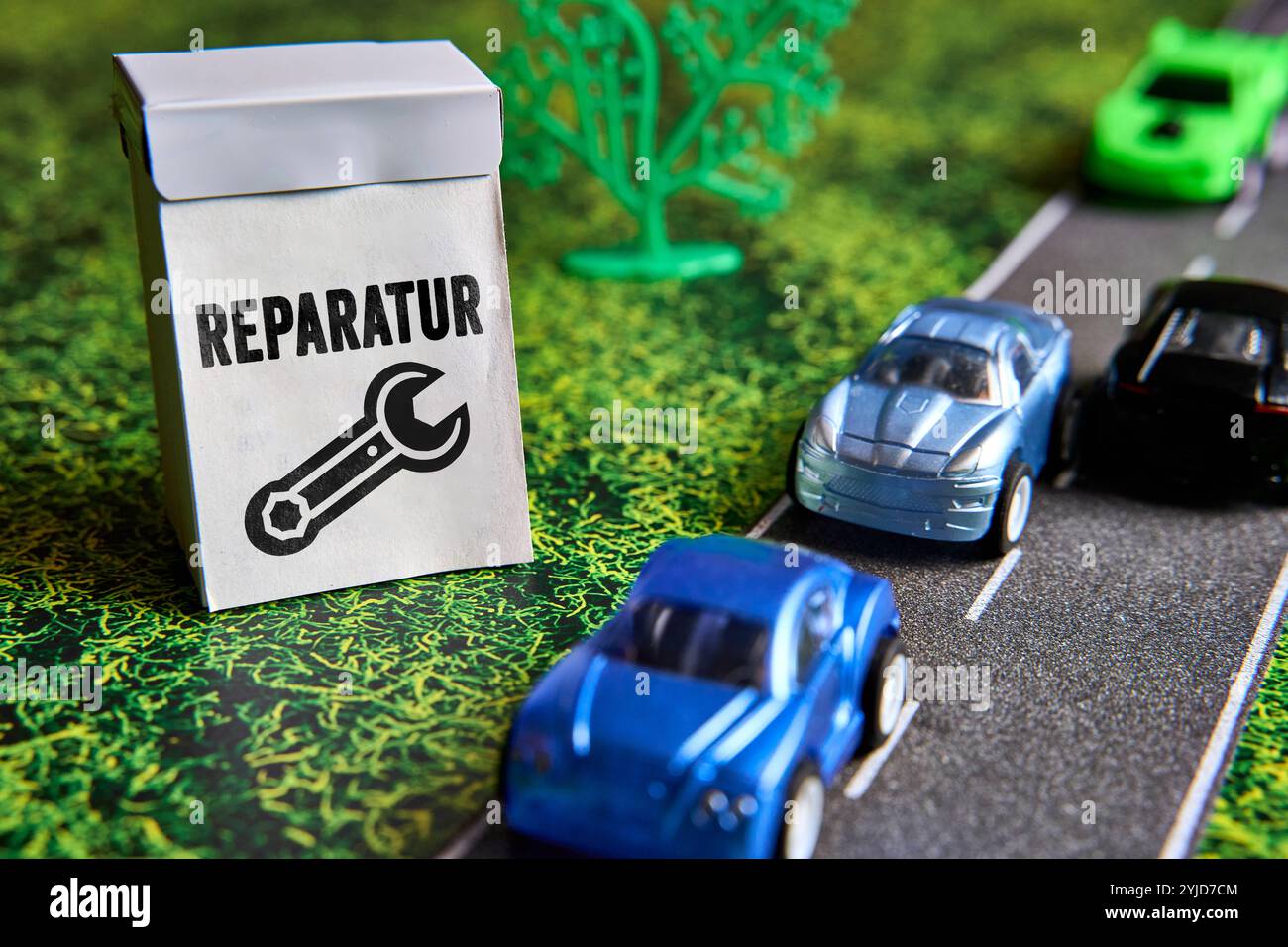 Bayern, Deutschland - 13. November 2024: Autoreparatur steht auf einem Schild neben einer Straße und fahrenden Autos. Symbol für die Reparatur in einer Autowerkstatt oder die Reparatur eines defekten Fahrzeugs oder eines Fahrzeugs nach Beschädigung des Fahrzeugs. FOTOMONTAGE *** Auto-Reparatur steht auf einem Schild neben einer Straße und fahrenden Autos. Symbol für die Reparatur in einer Auto-Werkstatt, bzw. Die reparieren eines defekten Kfz, bzw. PKW nach einem Schaden am Fahrzeug. FOTOMONTAGE Stockfoto