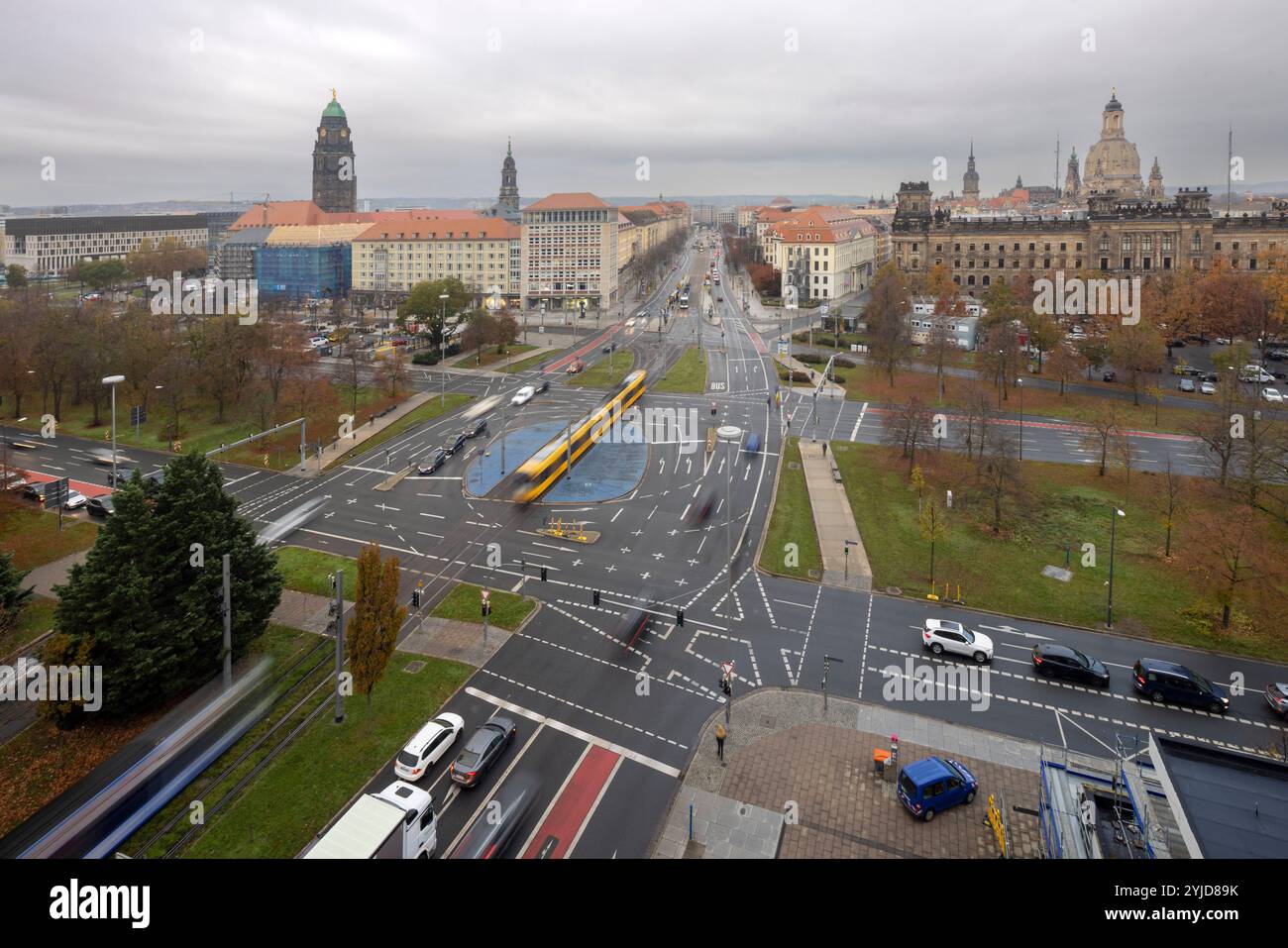14.11.2024, Deutschland, Sachsen, Dresden, auf dem Foto Blick auf den Pirnaschen Platz, dahinter die Wilsdruffer Straße, rechts hinten die Frauenkirche, links der Rathausturm *** 14 11 2024, Deutschland, Sachsen, Dresden, auf dem Foto Blick auf den Pirnaschen Platz, dahinter die Wilsdruffer Straße, rechts hinter der Frauenkirche, links der Rathausturm Stockfoto